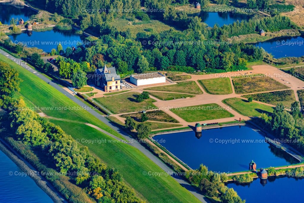 Hamburg_Kaltehofe_Elbinsel_ELS_1843220922 | HAMBURG 22.09.2022 Industrie- Denkmal der stillgelegten technischen Anlagen und Produktionshallen des Geländes der "Wasserkunst Elbinsel Kaltehofe" an derk Billwerder Bucht an der Straße Kaltehofe-Hauptdeich in Hamburg, Deutschland. Weiterführende Informationen bei: HPA Hamburg Port Authority,  Stiftung Wasserkunst Elbinsel Kaltehofe. // Industrial monument of the technical plants and production halls of the premises of "Wasserkunst Elbinsel Kaltehofe" at the barrage Billwerder Bucht on street Kaltehofe-Hauptdeich in Hamburg, Germany. Further information at: HPA Hamburg Port Authority,  Stiftung Wasserkunst Elbinsel Kaltehofe. Foto: Martin Elsen