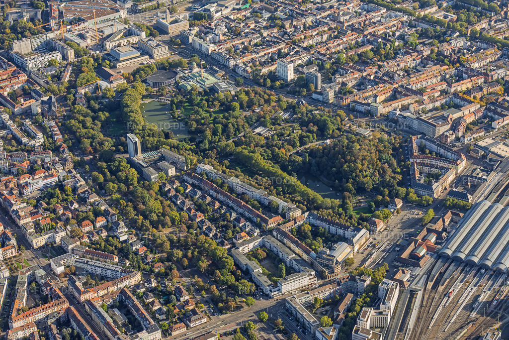 Luftbild: Zoologischer Stadtgarten zwischen Kongresszentrum und Hauptbahnhof im Ortsteil Südweststadt in Karlsruhe im Bundesland Baden-Württemberg in Deutschland. – Foto: IMG_159506.jpg vom 27.09.2026 durch Werner Riehm/FLY-FOTO.de – Auflösung des Originals: 5719 x 3812 px – Zoologischer Stadtgarten Karlsruhe