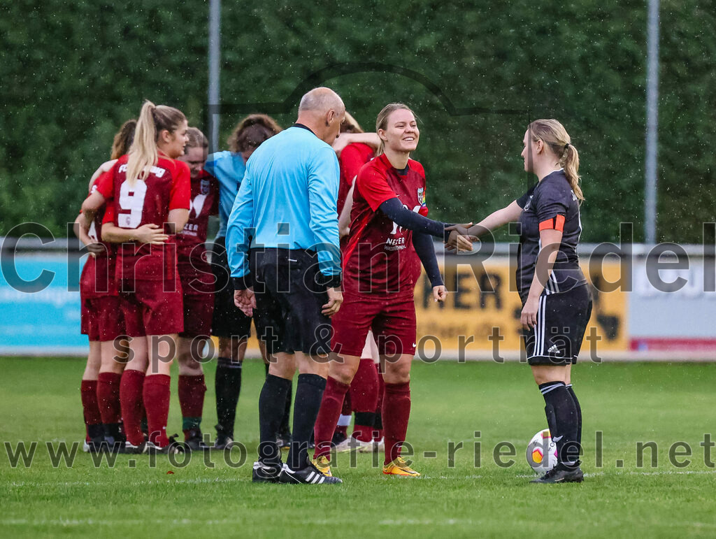 2023-10-14_008_FC_Schwaig_gegen_SV_Schechen | Oberding, Deutschland, 14.10.2023:
Fußball, Bezirksliga 2023 / 2024, 6. Spieltag, FC Schwaig gegen SV Schechen, Endergebnis: 4:3

Schiedsrichter Hans-Joachim Born, Christina Lommer (FC Schwaig, #7), Julia Marth (SV Schechen, #6)

Foto: Christian Riedel / fotografie-riedel.net