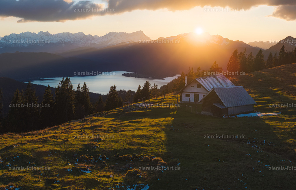 Sonnenuntergang am Hirschhörnlkopf mit dem Walchensee im Hintergrund | Sonnenuntergang am Hirschhörnlkopf mit dem Walchensee im Hintergrund - Realisiert mit Pictrs.com