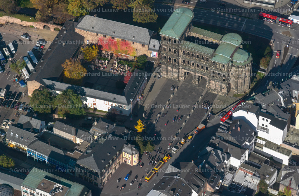 2499322 | Die Porta Nigra ist ein  früheres römisches Stadttor am Porta-Nigra-Platz und Wahrzeichen der Stadt Trier