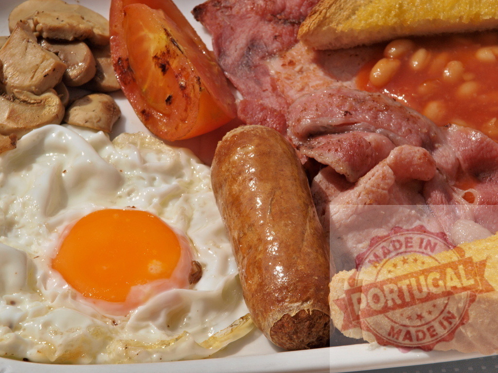 Full English breakfast with fried egg, sausage, bacon, and beans | Traditional full English breakfast serving fried egg, sausage, bacon, mushrooms, tomato, toast, and baked beans - Realisiert mit Pictrs.com