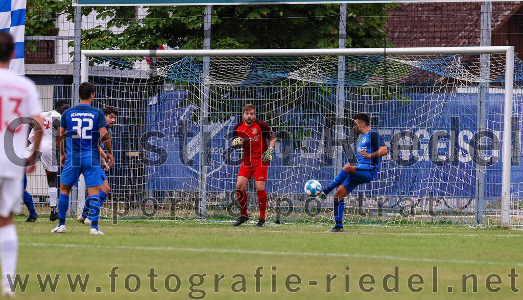 2023-06-30_120_FC_Langengeisling_gegen_VfB_Forstinning | Erding, Deutschland, 30.06.2023:
Fußball, Bezirksliga Oberbayern Ost 2023 / 2024, Testspiel, FC Langengeisling gegen VfB Forstinning, Endergebnis: 3:0

Kilian Stenzel (FC Langengeisling, #32), Torwart Christian Brader (FC Langengeisling, #1), Maximilian Hintermaier (FC Langengeisling, #13)

Foto: Christian Riedel / fotografie-riedel.net