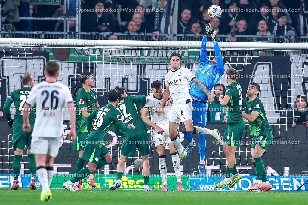 BMG13122502188 | 13.12.2025, Fußball, Borussia Mönchengladbach - VfL Wolfsburg, 1. Fußball Bundesliga, 14.Spieltag, Borussia-Park, Saison 2025 2026: Torwart Kamil Grabara&nbsp;(VfL Wolfsburg #01) verteidigt das Tor gegen Haris Tabakovic&nbsp;(Borussia Mönchengladbach #15) Kevin Diks&nbsp;(Borussia Mönchengladbach #04) Strafraumaktion  DFB regulations prohibit any use of photographs as image sequences and or quasi-video.