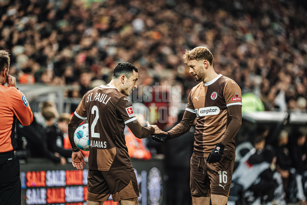 Fußball | Männer | Saison 2024/2025  | Fußball-Bundesliga | 26. Spieltag | FC St. Pauli vs. TSG Hoffenheim | 14.03.2025 | v.l. Manolis Saliakas (#2, FC St. Pauli) und Carlo Boukhalfa (#16, FC St. Pauli) schlagen ein