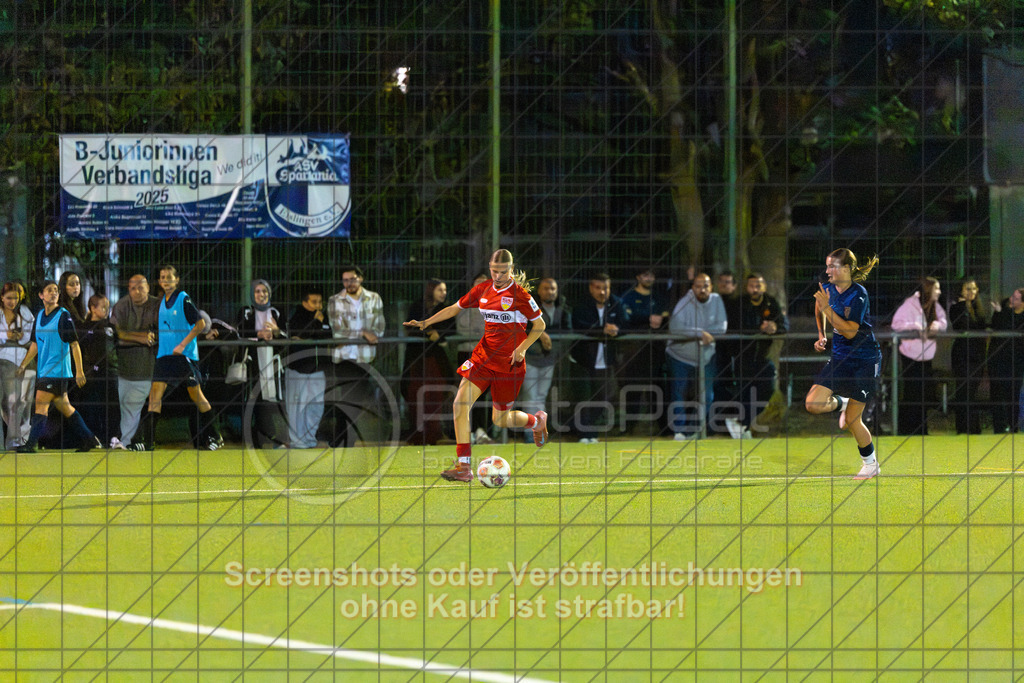 20261007_193411_0116_(c)_by_PhotoPeet | #,ASV Spartania Eislingen (blau) vs. VFB Stuttgart (rot), Fußball, Verbandspokal der B-Juniorinnen,  Saison 2026/2027, Kunstrasenplatz, Öschhalle, 73054 Eislingen, 07.10.2026 - 18:30 Uhr,Foto: PhotoPeet / Sport- &amp; Eventfotografie / Peter Harich