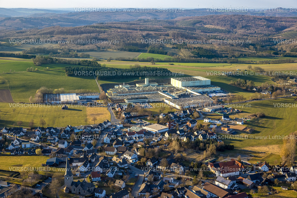 Sundern250309887Stockum_TillmannWellpappe | Luftbild, Ortszentrum Stockum (Sauerland) mit kath. St. Pankratius Kirche, denkmalgeschütztes Kirchengebäude, Tillmann Wellpappe-Verpackungen Werksgelände, Gewerbegebiet, Hügellandschaft mit Wald und Fernsicht, Stockum, Sundern, Sauerland, Nordrhein-Westfalen, Deutschland