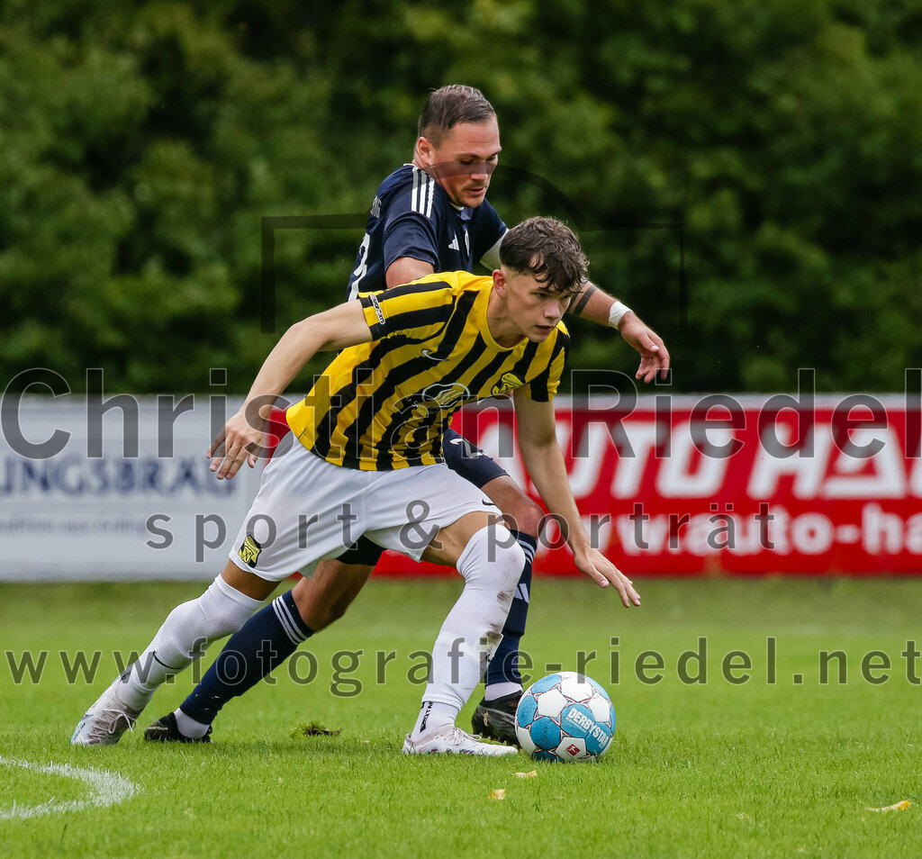 2023-07-29_106_FC_Moosinning_gegen_TuS_Raubling | Moosinning, Deutschland, 29.07.2023:
Fußball, Bezirksliga Oberbayern Ost 2023 / 2024, 1. Spieltag, FC Moosinning gegen TuS Raubling, Endergebnis: 0:7

Michael Gruber (TuS Raubling, #23), Benedikt Rösl (FC Moosinning, #23)

Foto: Christian Riedel / fotografie-riedel.net