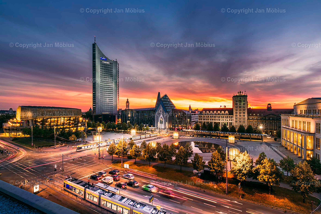Augustusplatz | Erlebe den berühmten Augustusplatz im Herzen von Leipzig – eingefangen durch meine Linse in einzigartigen Momenten. Der Augustusplatz ist nicht nur ein architektonisches Highlight, sondern auch ein Ort voller Geschichte, Bewegung und Atmosphäre. Ob das Opernhaus im goldenen Abendlicht, die Universität in moderner Klarheit oder die Lichtspiele auf dem Brunnen – meine Fotografien zeigen Leipzigs bekanntesten Platz in seiner ganzen Schönheit. - Realisiert mit Pictrs.com