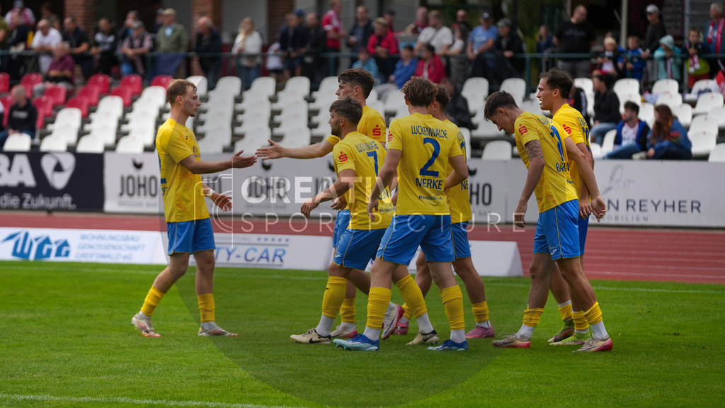 Fußball, Herren, Saison 2025/2026, Regionalliga Nordost, 9. Spieltag, Greifswalder FC vs. FSV 63 Luckenwalde, Sonntag 21.09.2025, Volksstadion Greifswald, | Fußball, Herren, Saison 2025/2026, Regionalliga Nordost, 9. Spieltag, Greifswalder FC vs. FSV 63 Luckenwalde, Sonntag 21.09.2025, Volksstadion Greifswald, Im Bild: Jubel beim FSV 63 Luckenwalde nach dem Treffer zum 0:2. - Realisiert mit Pictrs.com