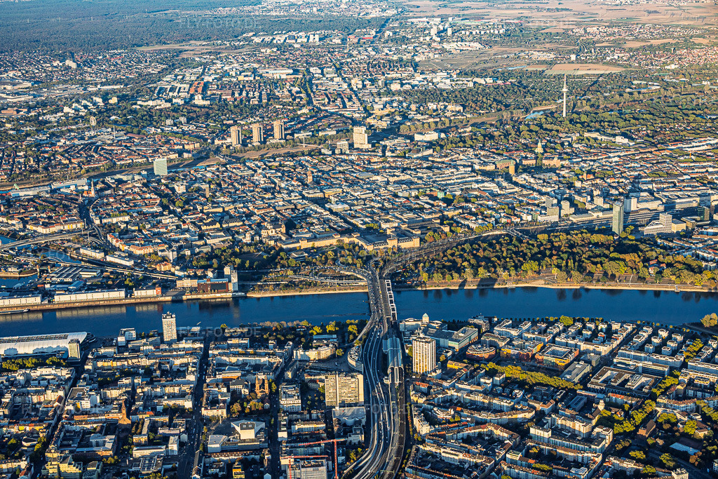 Luftbild: Innenstadt jenseits der Konrad-Adenauer-Brücke (B37 ) über den Rhein von Ludwigshafen bis zum Neckar mit Schloss, und Quadraten im Ring im Ortsteil Innenstadt in Mannheim im Bundesland Baden-Württemberg in Deutschland. – Foto: IMG_159702.jpg vom 06.10.2026 durch Werner Riehm/FLY-FOTO.de – Auflösung des Originals: 6000 x 4000 px