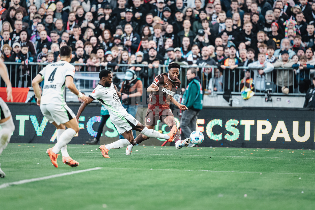 Fußball | Männer | Saison 2024/2025  | Fußball-Bundesliga | 8. Spieltag | FC St. Pauli vs. VfL Wolfsburg | 26.10.2024 | Morgan Guilavogui (#29, FC St. Pauli) beim Schuss aufs Tor