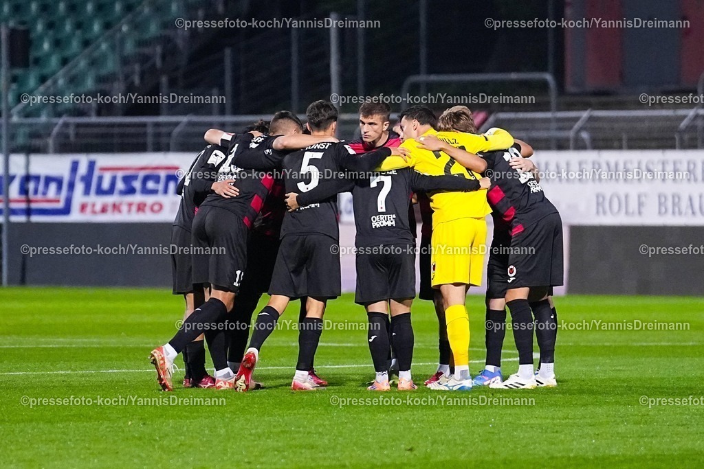 xYDR28092501170 | 28.09.2025, xydrx, Fußball, 3.Liga, Viktoria Köln - VFL Osnabrück, Saison 2025 2026, Sportpark Höhenberg: die Spieler von Viktoria Köln bilden einen Kreis   DFB regulations prohibit any use of photographs as image sequences and or quasi-video.