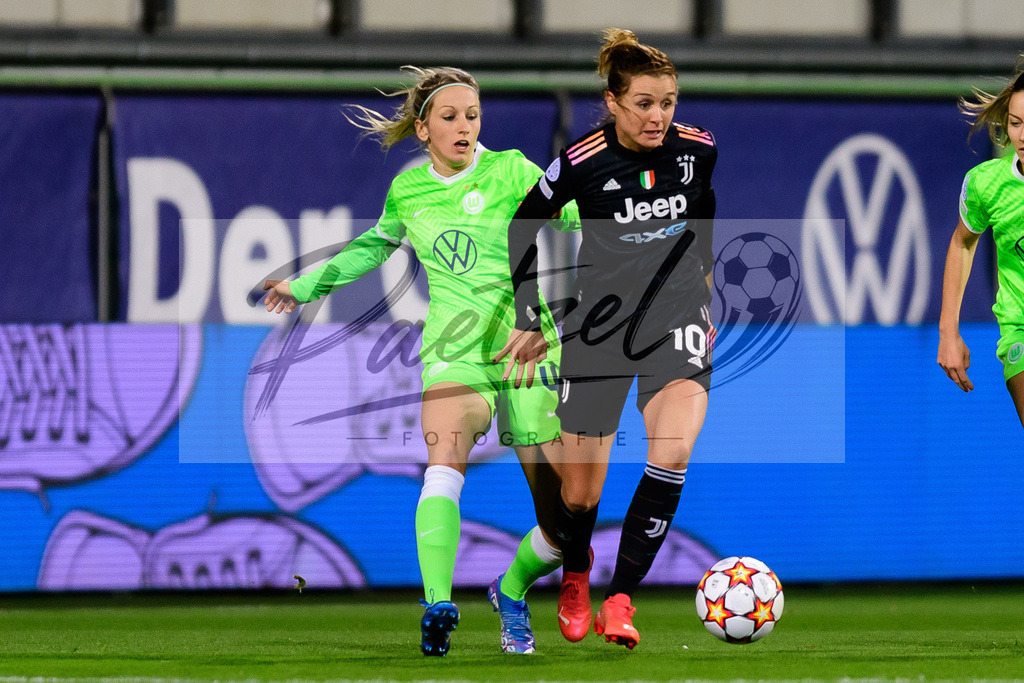 WOBJUV20211118_117 | Fussball, Frauen: Kathrin Hendrich (VfL Wolfsburg) und Cristiana Girelli (Juventus FC) im Zweikampf bei dem Spiel der UEFA Women´s Champions League zwischen VfL Wolfsburg und Juventus Turin im AOK-Stadion am 18.11.2021 in Wolfsburg, Deutschland. - Realisiert mit Pictrs.com
