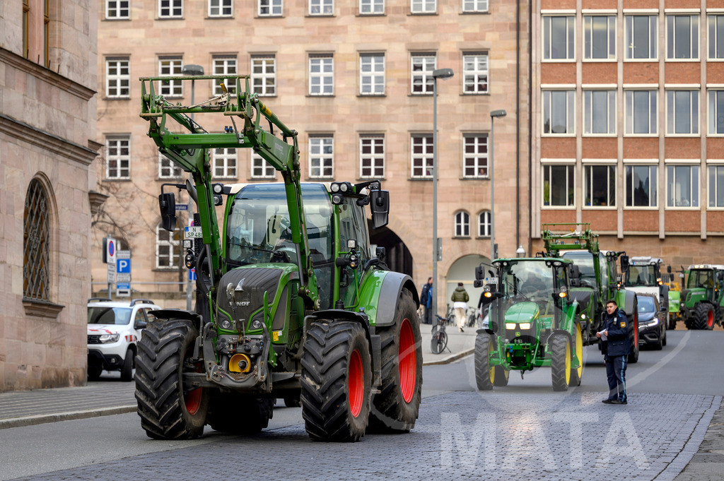 _DWA4193 | Bauerndemo gegen Agrarpolitik der Bundesregierung  auf dem Straße Obstmarkt und Hauptmarkt . Nürnberg, 08.01.2024 - Realisiert mit Pictrs.com