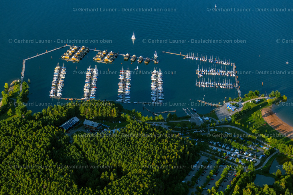 4051016 | PLEINFELD 03.09.2021 Yachthafen mit Sportboot- Anlegestellen und Bootsliegeplätzen am Uferbereich " Segelhafen Ramsberg " und den Floating Village auf dem " Großer Brombachsee "in Pleinfeld im Bundesland Bayern, Deutschland. Weiterführende Informationen bei: ELG Eco Lodges GmbH,  Wassersportgemeinschaft Altmühl-Brombachsee e.V.. // Pleasure boat marina with docks and moorings on the shore area " Segelhafen Ramsberg " and Floating Village on lake " Grosser Brombachsee " in Pleinfeld in the state Bavaria, Germany. Further information at: ELG Eco Lodges GmbH,  Wassersportgemeinschaft Altmuehl-Brombachsee e.V.. Foto: Gerhard Launer