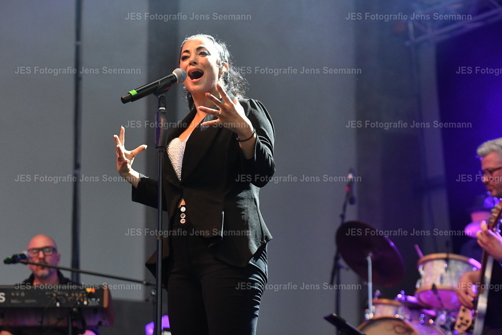 2026_Deborah Lee und the news_One Moment time Whitney Houston__0511 | Fotograf Jens Seemann - Realisiert mit Pictrs.com