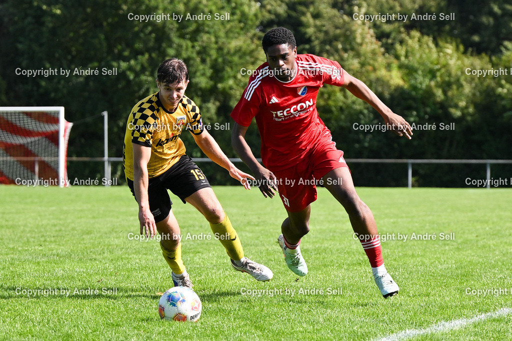 SpVg Eidertal Molfsee vs SV Frisia 03 Risum-Lindholm | Seymen-Ahmet Ködörgü (Molfsee #37) vs Tobias Pause (Frisia #15) / Fußball-Landesliga Schleswig Männer 2026/2027 / SpVg Eidertal Molfsee vs SV Frisia 03 Risum-Lindholm / Platz A / Molfsee / 05.09.26 - Realisiert mit Pictrs.com