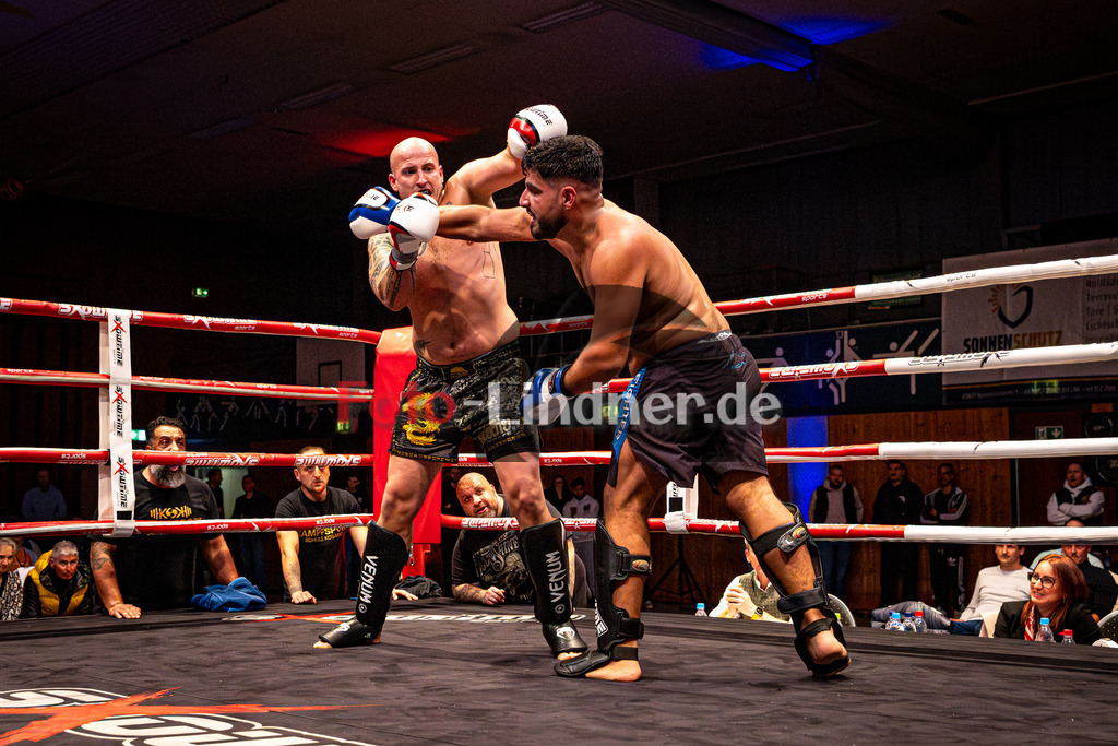 Daniell Sengül (Sportclub Allgäu) blau gegen Niklas Haeggberg (Kampfsport Kosaric) rot | MFA Fight Night K1 +91kg Kampf 10, Daniell Sengül (Sportclub Allgäu) blau gegen Niklas Haeggberg (Kampfsport Kosaric) rot, 20251108,,2025-11-08 in Penzberg (Wellenberghalle Penzberg), Copyright: WolfgangxLindner www.foto-lindner.de