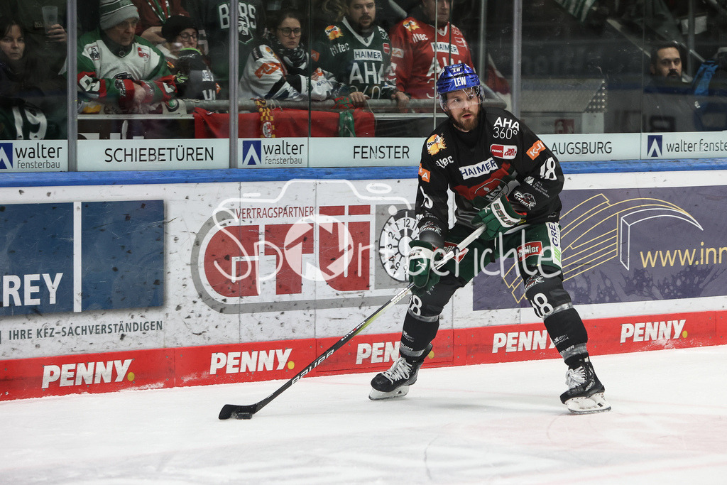 Augsburger Panther - EHC RB München | Zachery MITCHELL (AEV #18) am Puck / Freisteller / Einzelfoto