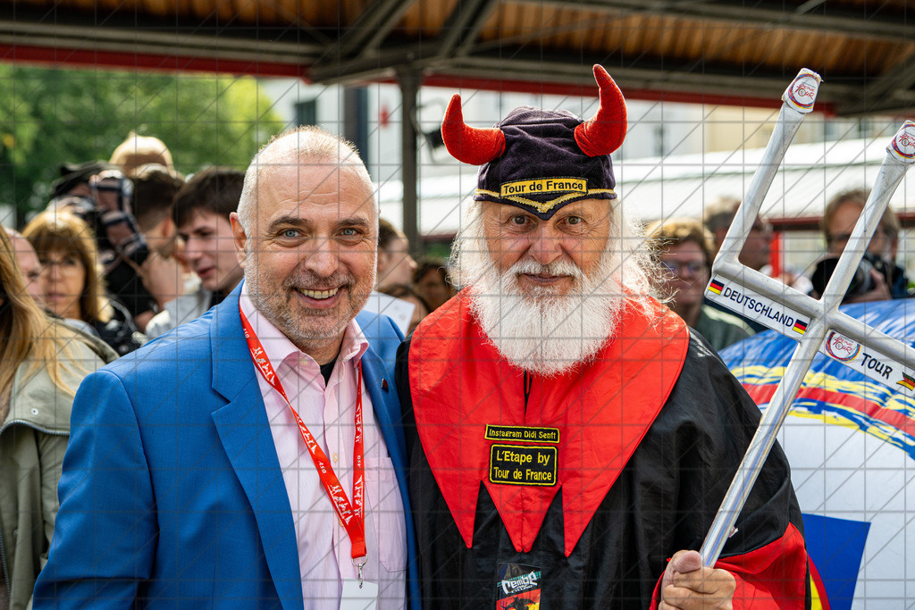 DeutschlandTour 2025 | Etappe 3 - Arnsberg (Start) | Ralf Paul Bittner (BM Stadt Arnsberg) mit Diddi Senft (Der Teufel)//  23.08.25: DeutschlandTour 2025 | Etappe 3 - Arnsberg (Start) / Arnsberg / Deutschland  //   CREDIT:www.bullenfotos.de, Martin König, Hörner Weg 40, D-49078 Osnabrück, +4917663732967 // Nutzung und Weitergabe nur zu den vereinbarten Zwecken. Presseanfragen an Ersteller. Alle Rechte beim Ersteller. Honorierung nach MFM. - Realisiert mit Pictrs.com