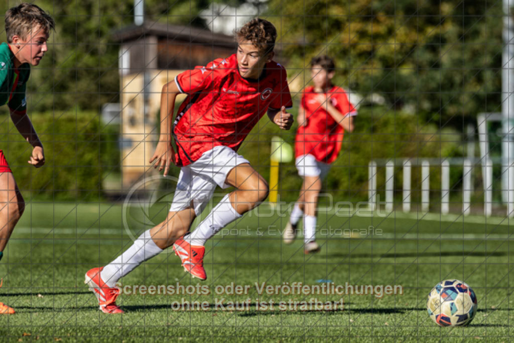 20250920_164249_0540-Bearbeitet | #,1.Göppinger SV (rot) vs. FC Esslingen II (grün), Fussball, C-Junioren Leistungsstaffel Mitte - wfv 2025/2026, Kunstrasenplatz Nord, Hohenstaufenstr. 116, 73033 Göppingen, 20.09.2025 - 15:30 Uhr,Foto: PhotoPeet-Sportfotografie/Peter Harich