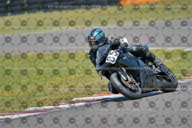 26BT02-2000 | markuskiefer.com - Realisiert mit Pictrs.com