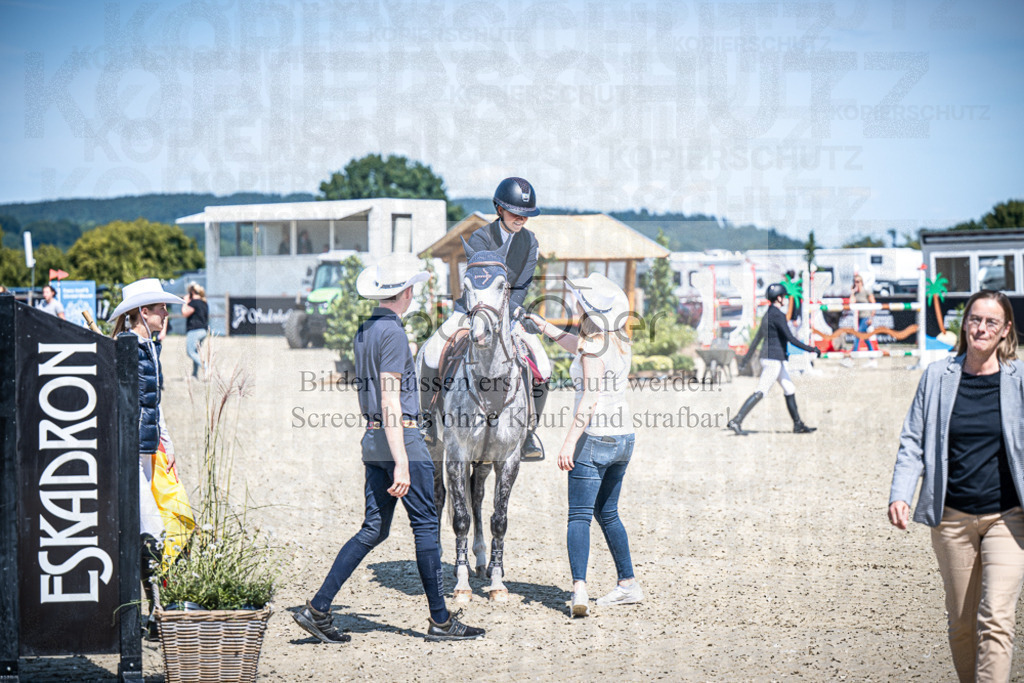DOS_2856 | Entdecke hochwertige Reitturnierfotos von Foto Oger. Professionell, emotional und authentisch – jetzt Lieblingsmomente im Shop bestellen.Deutschlandweite Turnierfotografie. - Realisiert mit Pictrs.com
