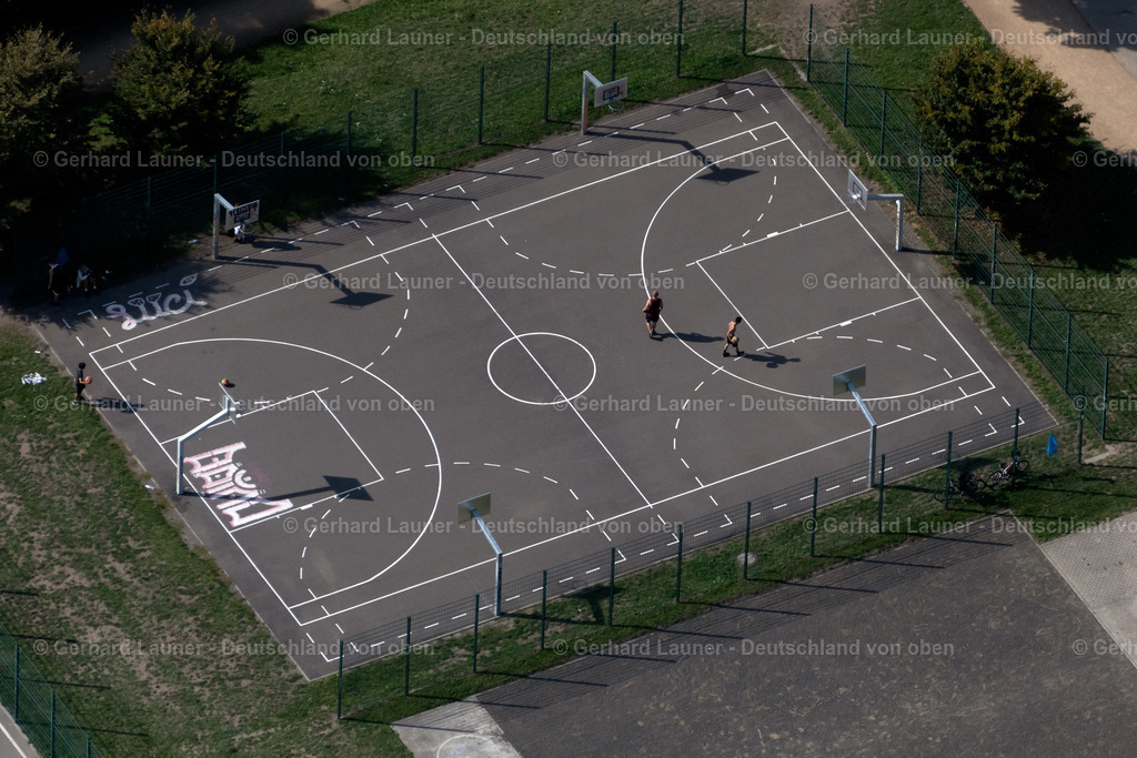 4041058 | LEIPZIG 15.09.2020 Spielfläche des Basketball- Sportplatzes an der Max-Metzger-Straße im Ortsteil Gohlis in Leipzig im Bundesland Sachsen, Deutschland. // Basketball court playing area on Max-Metzger-Strasse in the district Gohlis in Leipzig in the state Saxony, Germany. Foto: Gerhard Launer