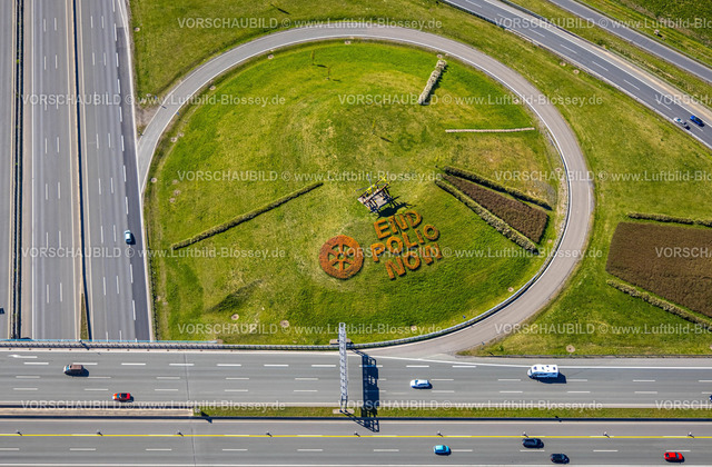 Kamen220403974Rotary | Luftbild, 20.000 Tulpen pflanzten die Kamener Rotarier am Kamener Kreuz unterhalb der ADAC-Hubschrauber-Skulptur. Sie werden in den nächsten Tagen blühen. 
Rotarys Kampf gegen die Kinderlähmung (POLIO Poliomyelitis)
Das größte Projekt, das Rotary in seiner 116-jährigen Geschichte je angepackt hat – der Kampf gegen die Kinderlähmung –, heißt PolioPlus und steht kurz vor dem Ziel: Seit 1988 gelang es mit Hilfe mächtiger Partner wie der Weltgesundheitsorganisation, den größten Teil der Welt durch massive Impfkampagnen von Polio zu befreien. Durch die großen Fortschritte der letzten Jahre rückt das Ziel in greifbare Nähe: Innerhalb der nächsten drei Jahre bis 2023 soll die Übertragungskette weltweit unterbrochen sein. , Kamen, Ruhrgebiet, Nordrhein-Westfalen, Deutschland