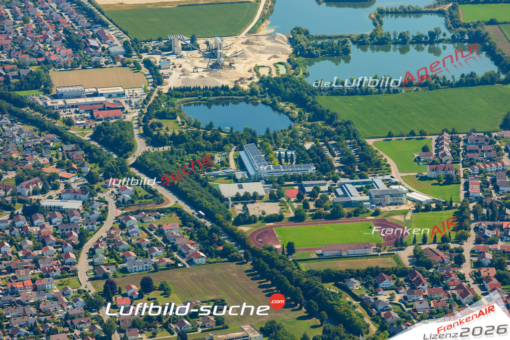 Klassische Luftaufnahme ohne Drohne zeigt:Schlupfing bei Pocking - Die Luftbildaufnahme wurde 2025 vom UL-Flugzeug heraus erstellt ( keine Drohne ) - Hochauflösende Luftaufnahme -Nicht vergleichbar mit Google Maps oder Satelittenbilder- Die Geschenkidee !Mit Lizenz und Bildrechte bestellbar
