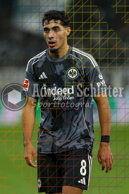 Borussia Mönchengladbach vs Eintracht Frankfurt - Bundesliga  | Mönchengladbach, Deutschland, 27.09.25:   Fares Chaibi (Eintracht Frankfurt) schaut waehrend des Spiels der Bundesliga zwischen Borussia Mönchengladbach vs Eintracht Frankfurt im Stadion im Borussia Park(Foto von Brauer-Fotoagentur / Adrian Schlueter)