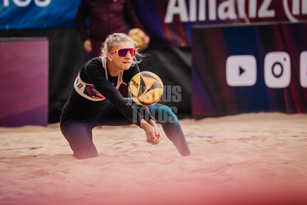 Beachvolleyball | Frauen | Allianz German Beach Tour 2025 | Tourstop Düsseldorf | 18.05.2025 | Nele Barber nimmt den Ball an