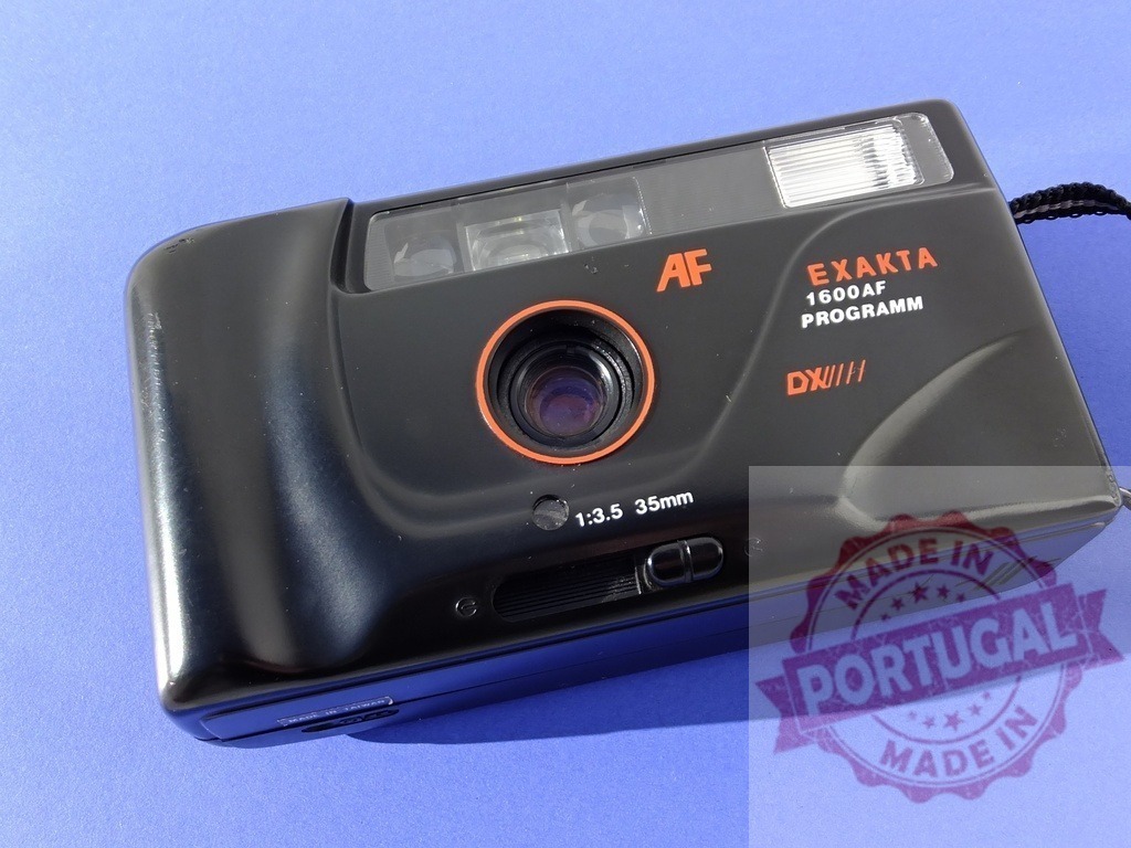 Exakta 1600AF Programm film camera on blue background | Exakta 1600AF Programm vintage 35mm film camera for analog photography - Realisiert mit Pictrs.com