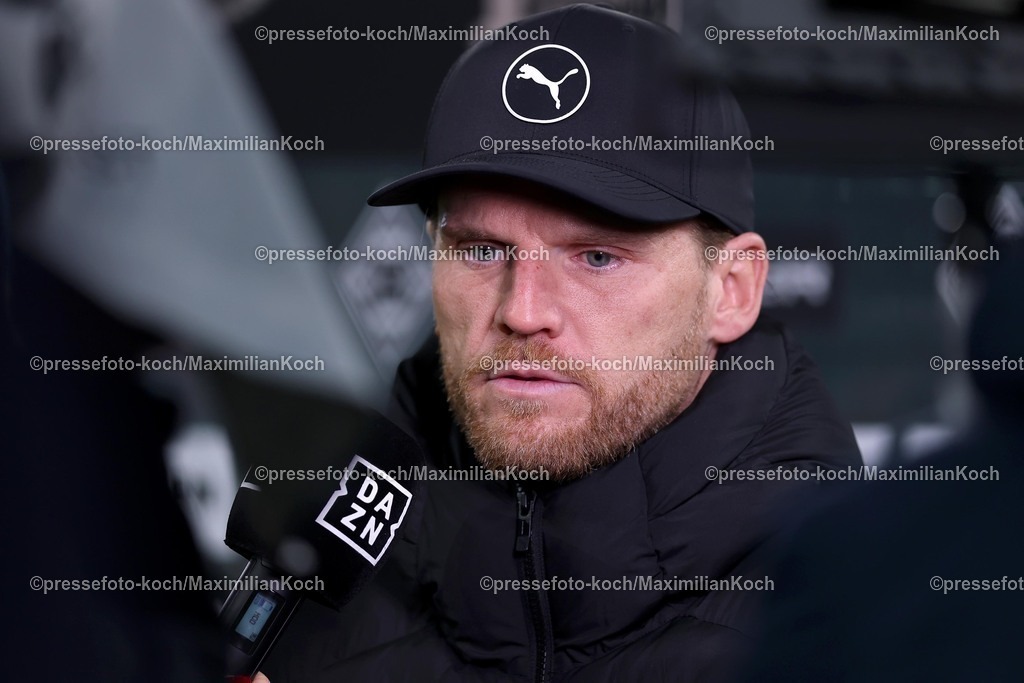 BMG13122501080 | 13.12.2025, Fußball, Borussia Mönchengladbach - VfL Wolfsburg, 1. Fußball Bundesliga, 14.Spieltag, Borussia-Park, Saison 2025 2026: Cheftrainer Eugen Polanski (Borussia Mönchengladbach) unzufrieden Enttäuscht Enttäuschung  DFB regulations prohibit any use of photographs as image sequences and or quasi-video.