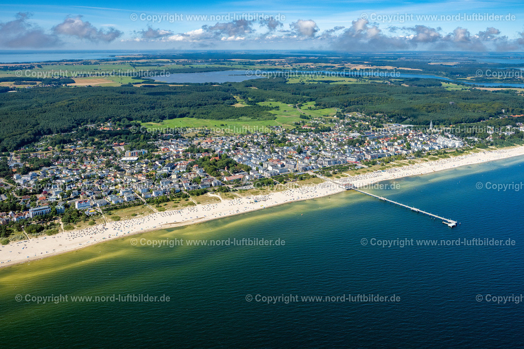 Ahlbeck_Kaiserbad_Usedom_ELS_7675100822 | SEEBAD HERINGSDORF 10.08.2022 Sand und Strand- Landschaft an der Seebrücke der Ostsee in Seebad Heringsdorf auf der Insel Usedom im Bundesland Mecklenburg-Vorpommern. Weiterführende Informationen bei: Gemeinde Ostseebad Heringsdorf. // Sand and beach landscape on the pier of Baltic Sea in Seebad Heringsdorf on the island of Usedom in the state Mecklenburg - Western Pomerania. Further information at: Gemeinde Ostseebad Heringsdorf. Foto: Martin Elsen