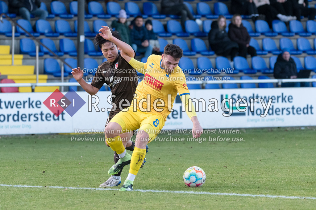 Fußball, Saison 2022/23, Regionalliga Nord, FC St. Pauli II - SV Atlas Delmenhorst, Edmund-Plambeck-Stadion (Norderstedt), 19.02.2023, 25. Spieltag | Gwangin Lee (#30, FCSP), Efkan Erdogan (#8, SVA Delmenhorst)