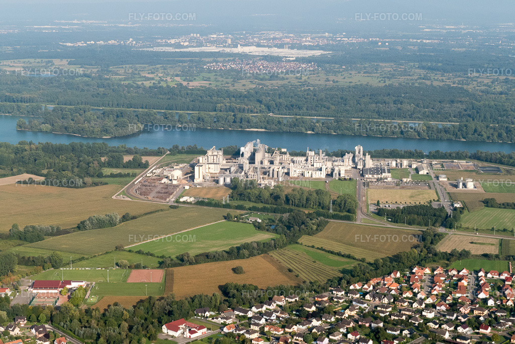 Aerial view: View of the town in Beinheim in the state Bas-Rhin, France.Photo: P1000898.jpg taken on 09/15/2014 by Werner Riehm/FLY-FOTO.comResolution of the original: 5472 x 3648 px