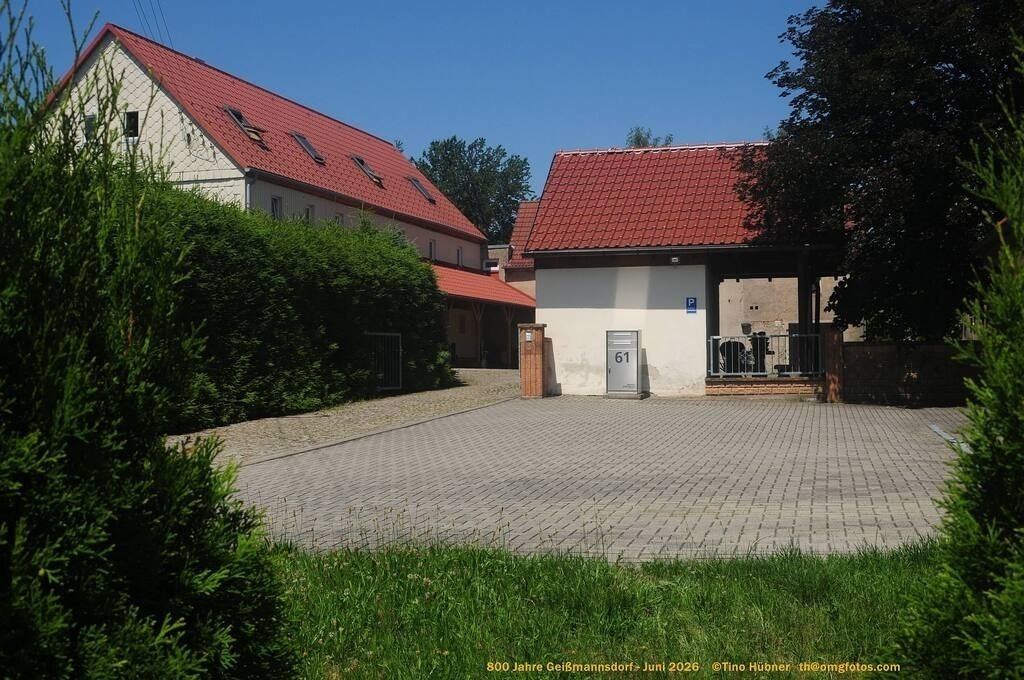 Geißmannsdorf-2026-Ortsbilder-396 | Geißmannsdorf bei Bischofswerda im Sommer 2026. Ein fotografischer Streifzug durch das Dorf Geißmannsdorf, mit Gebäuden, Straßen, Strohpuppen und geschmückten Vorgärten und Grundstücken anlässlich der 800-Jahr-Feier von Geißmannsdorf im Juni 2026 - Realisiert mit Pictrs.com