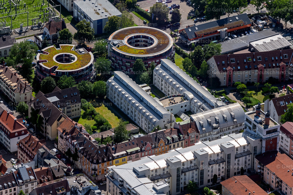 4033460 | FREIBURG IM BREISGAU 30.06.2020 Gebäudekomplex des "StayInn Freiburg" - Ferienwohnungen, Hostel und Gästehaus sowie den Rundhäusern der "Urania Freiburg" in Freiburg im Breisgau im Bundesland Baden-Württemberg, Deutschland. Weiterführende Informationen bei: StayInn Freiburg,  URBANIA FREIBURG GMBH. // Building complex of the "StayInn Freiburg" holiday apartments, hostel and guest house and the round houses of the "Urania Freiburg" in Freiburg im Breisgau in the state Baden-Wuerttemberg, Germany. Further information at: StayInn Freiburg,  URBANIA FREIBURG GMBH. Foto: Gerhard Launer