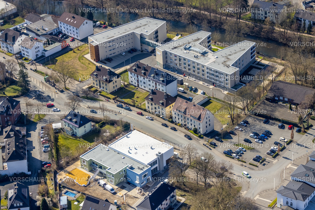 Arnsberg220302059 | Luftbild, Neubau Seniorenresidenz Ruhrblick in der Clemens-August-Straße sowie Neubau Martin-Luther Kindergarten, Arnsberg, Sauerland, Nordrhein-Westfalen, Deutschland