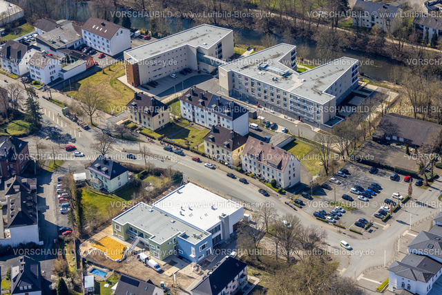Arnsberg220302059 | Luftbild, Neubau Seniorenresidenz Ruhrblick in der Clemens-August-Straße sowie Neubau Martin-Luther Kindergarten, Arnsberg, Sauerland, Nordrhein-Westfalen, Deutschland