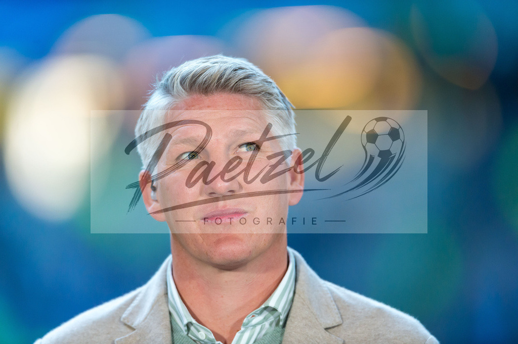 HSVSCF20220419_249 | Fussball, Herren: Bastian Schweinsteiger schaut beim DFB-Pokal-Halbfinalspiel zwischen Hamburger SV und SC Freiburg im Volksparkstadion am 19.04.2022 in Hamburg, Deutschland.DFB / DFL REGULATIONS PROHIBIT ANY USE OF PHOTOGRAPHS AS IMAGE SEQUENCES AND/OR QUASI-VIDEO. - Realisiert mit Pictrs.com