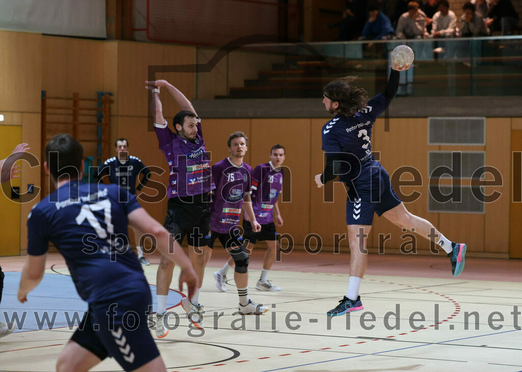 2023-12-09_071_SpVgg_Altenerding_gegen_TSV_Indersdorf | Erding, Deutschland, 09.12.2023:
Handball, Bezirksoberliga Männer 2023 / 2024, 10. Spieltag, SpVgg Altenerding gegen TSV Indersdorf, Endergebnis: 42:25

Simon Rüdiger (SpVgg Altenerding, #7), Ferdinand Menzel (SpVgg Altenerding, #75), Tobias Bärsch (TSV Indersdorf, #3)

Foto: Christian Riedel / fotografie-riedel.net