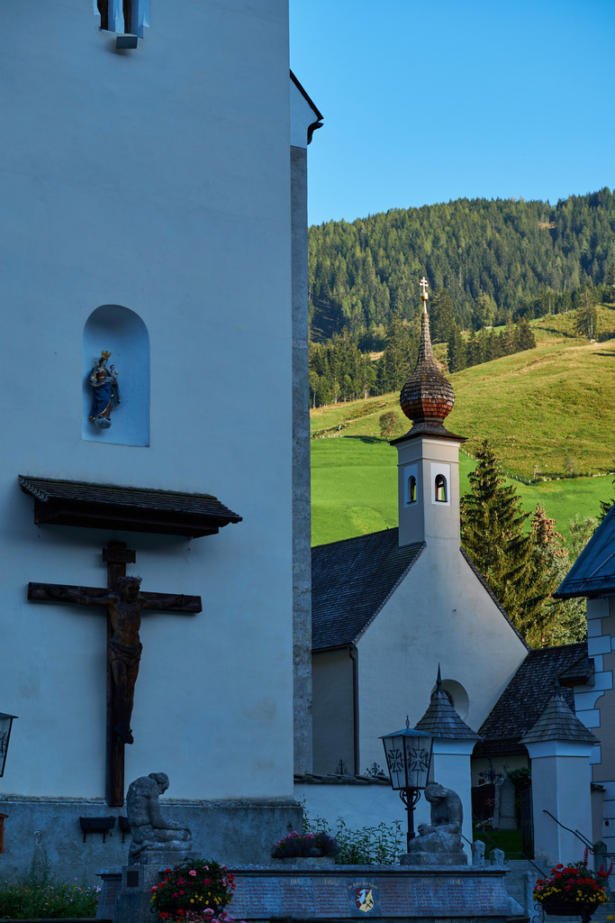Pfarrkirche und Kapelle | Rauris, Austria - September 15, 2020: Pfarrkirche, Kapelle und Friedhof in Rauris - Realisiert mit Pictrs.com