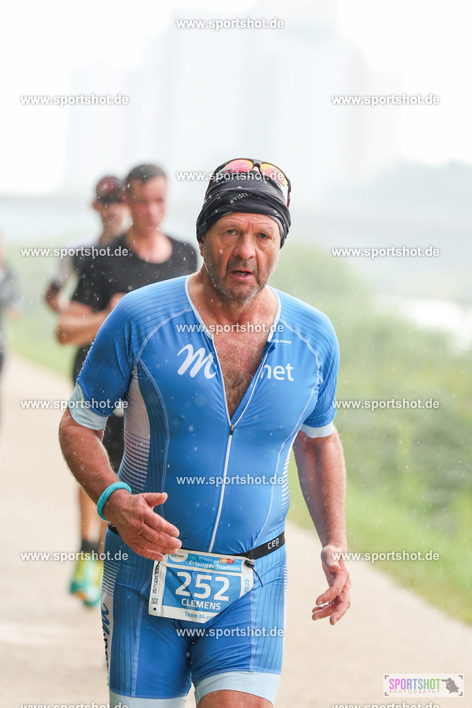 LUR_1329 | 34. M-net Erlanger Triathlon 2025 #erlangertriathlon  #mnettriathlon2025 #mnettriathlon #team #olympischedistanz #mitteldistanz #triathlon #maindonaukanal  #erlangertriathlon2025 #yourpictrs #tv1848 #tv1848erlangen  #triathlonbayern #sportinerlangen #demsportverbunden #sportshot_your_pictrs Copyright: www.sportshot.de
