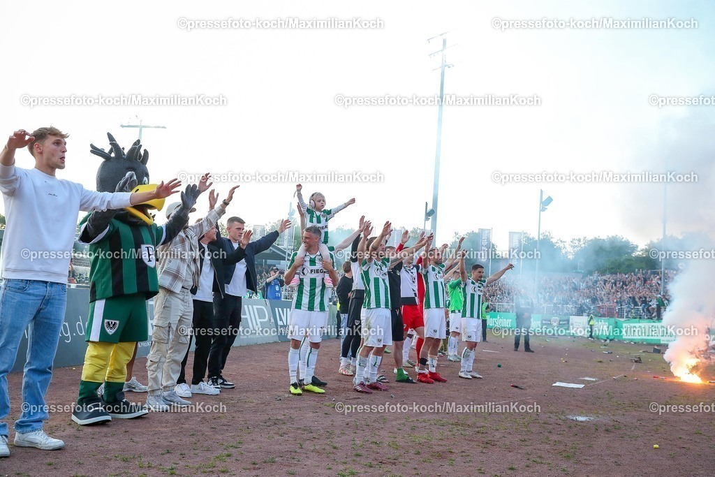 SCP09052501130 | 09.05.2025, Fußball, Preußen Münster - Hertha BSC, 2. Fußball Bundesliga, 33. Spieltag, Preußenstadion, Saison 2024 2025: Abschlussjubel nach dem 2:0 Sieg für Preußen. Die Mannschaft steht feiernd vor der Fankurve DFB regulations prohibit any use of photographs as image sequences and or quasi-video.