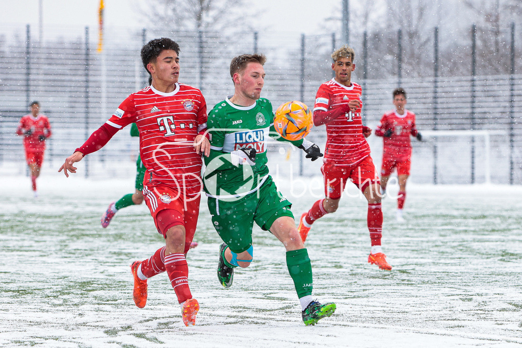 FC Bayern Amateure - VfB Eichstätt | Angelo BRUECKNER (FCB #2) im Duell mit Luca OHELER (VfB #3)