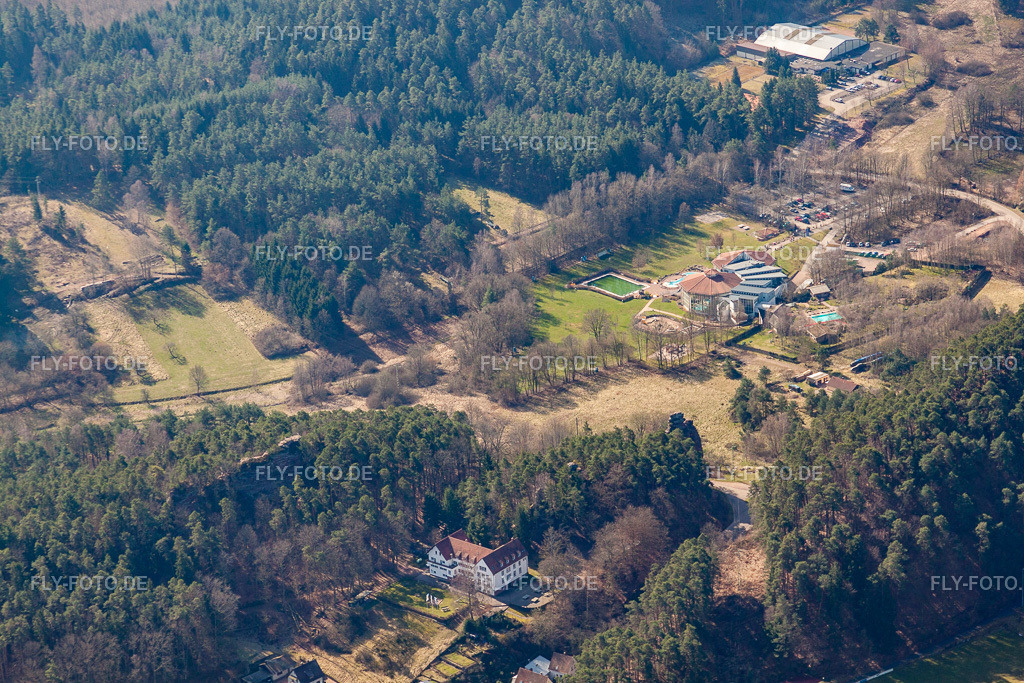 Ortsansicht | Luftbild: Ortsansicht in Dahn im Bundesland Rheinland-Pfalz in Deutschland. Foto: IMG_38406.jpg vom 20.03.2011 durch Werner Riehm/FLY-FOTO.de - Realisiert mit Pictrs.com