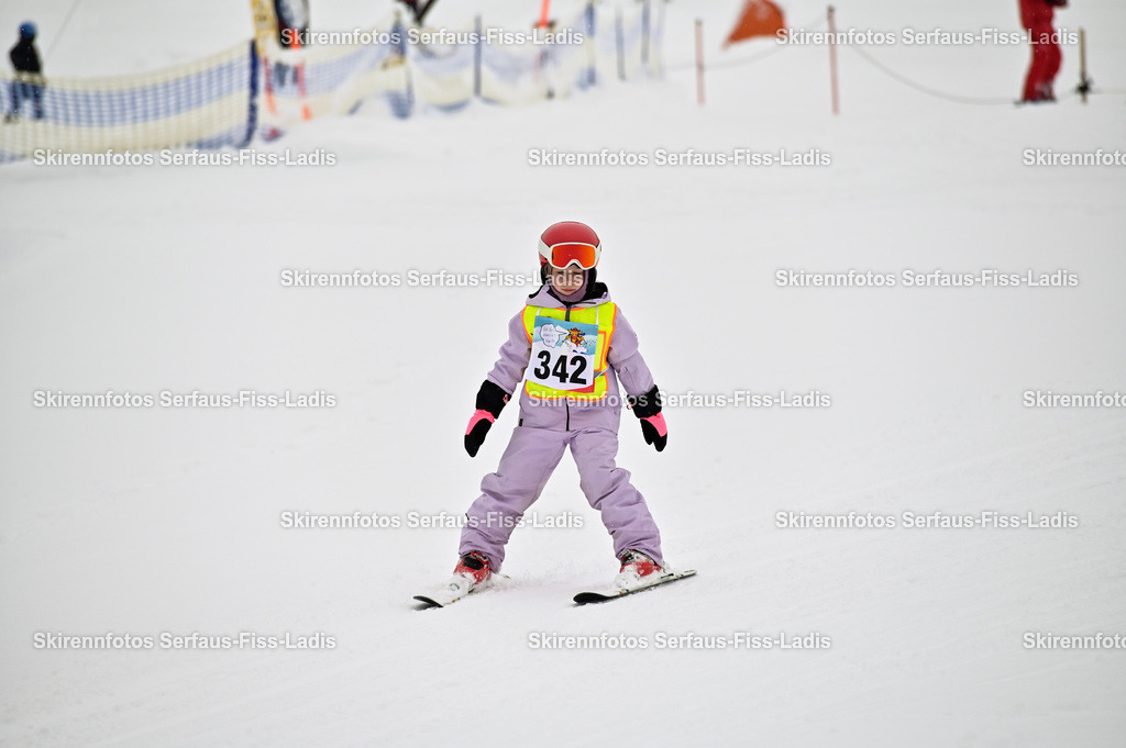 SRF_20.02.2026_0036 | Skirennfotos,Serfaus,Fiss,Ladis,Kinderskirennen,Winter,Tirol,Oberland,skirace,SFL,feelfree,weil wir's genießen,ski,Ski,skifahren,Sonnenplateau, - Realisiert mit Pictrs.com